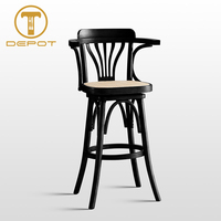 Chaises de bar modernes en bois massif avec dossier haut, assise en rotin tressé, accoudoirs et repose-pieds – Vente en gros