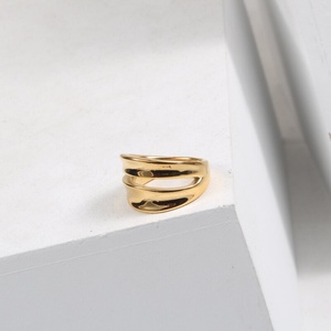 Anillo de Doble Capa Chapado en Oro de 18K de Alta Gama, Joyería Resistente al Deslustre, Anillos de Acero Inoxidable para Mujer - Product Image 2