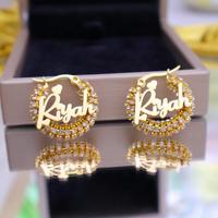 Boucles d'oreilles personnalisées avec nom, boucles d'oreilles personnalisées entièrement serties de diamants pour femmes, design élégant, boucles d'oreilles rondes avec texte