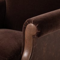 Fauteuil individuel moderne de luxe en velours chocolat avec garniture en cuir, chaise design pour salons haut de gamme et projets de villas