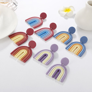 Boucles d'oreilles clous géométriques en forme de U, douces et simples, en argile polymère, faites à la main, arc-en-ciel, pour l'été - Product Image 2