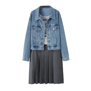 ชุดเสื้อแจ็คเก็ตยีนส์และกระโปรงจีบสำหรับผู้หญิงซูโจว สีฟ้าอ่อน ผ้าฝ้าย ไซส์พลัส แขนยาว ดีไซน์กระเป๋า รุ่น N8578 - Product Image 4
