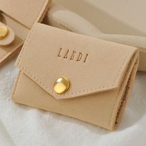 Bolsa Organizadora de Joyas y Pendientes de Viaje Mini Multifuncional de Microfibra con Hebilla y Botón Dorado Personalizada - Product Image 6