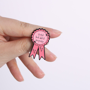 Badge en émail personnalisé rose avec citation amusante 'Cried <span class=keywords><strong>But</strong></span> Did It Anyway', broche de revers en métal, cadeau de bijouterie créatif - Product Image 2