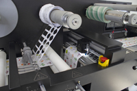 Máquina impresora de etiquetas adhesivas rollo a rollo de color UV impresión automática laminación troquelado eliminación de residuos corte rebobinado.