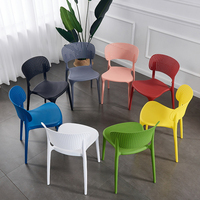 Chaise de salle à manger en polypropylène empilable contemporaine italienne pour la maison, le bureau et la restauration