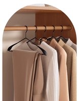 Cintre en bois de hêtre de luxe léger, acier givré, antidérapant, design à épaules larges, utilisé pour suspendre des vêtements haut de gamme