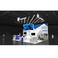 Diseño de Stand de Madera con Techo Suspendido y Estructura de Celosía, Adecuado para Exposiciones en América