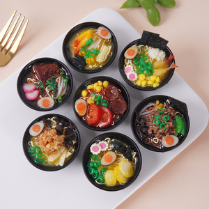Porte-clés réaliste en forme de bol de ramen, breloque de sac faite à la main en forme de nouilles aux fruits de mer, décoration de jouet alimentaire japonais. - Product Image 1