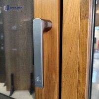 Porte-fenêtre moderne en bois recouvert d'aluminium, à rupture de pont thermique, double vitrage Low-E, intérieur bois naturel, résistante aux intempéries et insonorisée
