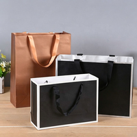 Sacs en papier cadeau noirs recyclables en gros avec poignée, sacs en papier de luxe pour chaussures et vêtements avec logo