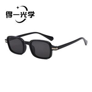แว่นกันแดดทรงสี่เหลี่ยม De Yi Optics สีดำ PC UV400 ป้องกันแสงแดดสำหรับทุกเพศ - Product Image 1
