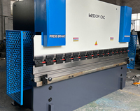 Presse plieuse hydraulique synchronisée entièrement automatique WISDOM CNC avec moteur et engrenages haute rigidité pour le traitement de l'aluminium