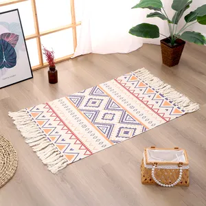 Der Boho-Teppich wird perfekt für jede Innendekoration verwendet