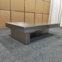 Table basse moderne en acier inoxydable au design métallique élégant et minimaliste, finition sans traces de doigts, pour les intérieurs de salon