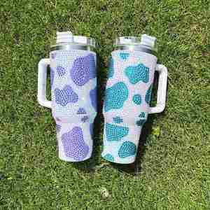 Gobelet isotherme 40 oz à motif vache, entièrement orné de strass en cristal et de pierres brillantes, avec poignée, couvercle et paille - Product Image 4