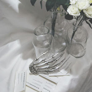 Accesorios de mano de esqueleto para decoración de Halloween: Escenario de casa embrujada, bar creativo, accesorios de decoración aterradoros y trucos. - Product Image 2