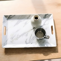 Plateau de service rectangulaire moderne en marbre blanc de Carrare avec poignées pour tables basses et intérieurs de luxe.