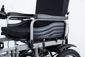 <span class=keywords><strong>Fauteuil</strong></span> roulant électrique pliable, chaise de mobilité portable pour personnes âgées avec télécommande, moteur puissant et transport facile - Product Image 4
