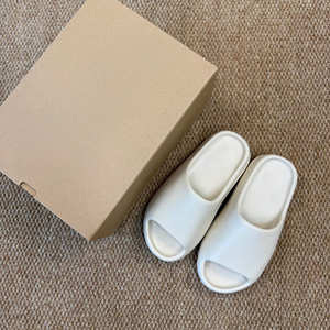 รองเท้าดีไซน์เนอร์รุ่นคลาสสิค ปี 2026 พร้อมโลโก้แบบกำหนดเอง รองเท้าแตะ Eva ระบายอากาศได้ดี สไตล์ลำลองสำหรับผู้ชาย - Product Image 3