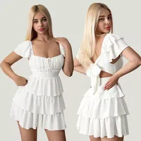 Robe blanche à volants et dos nu, décolleté en cœur, coupe fluide, style estival, livraison rapide
