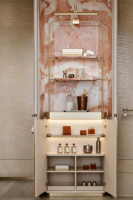 Meuble de cuisine américain antique avec plan de travail en marbre, accents en laiton, unité de rangement autoportante, étagères éclairées, portes à panneaux, style Shaker