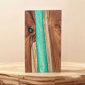 Tabla de servir de resina y madera con caja de exhibición premium – Bandeja decorativa hecha a mano para el hogar y regalos - Product Image 1