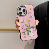 Coque de téléphone antichoc douce à rayures colorées avec broderie de chien de dessin animé et fleurs pour iPhone 17 16 15 Pro Max 14 13 – Vente en gros personnalisée