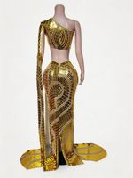 Ensemble deux pièces Ocstrade fait main avec sequins dorés effet miroir, comprenant un haut court asymétrique et une jupe fendue haute, idéal pour les spectacles de danse