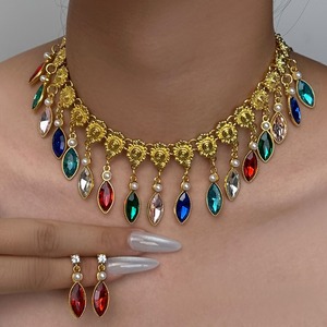 Ensemble de bijoux 2 pièces : Collier ras-du-cou rétro doré à motif floral et boucles d'oreilles pendantes assorties, avec perles de cristal noir, cadeau unique - Product Image 4