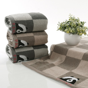 Toalla con diseño de oso bordado de Kim Ryan, 35x75 cm, de algodón puro absorbente para uso doméstico. - Product Image 2