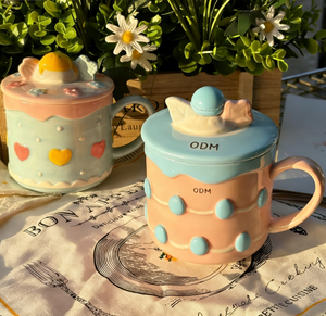 Taza de Cerámica <span class=keywords><strong>Lolita</strong></span> con Tapa para Niñas, Diseño de Fresa en Relieve Bajo Vidriado, Forma de Corazón - Product Image 1