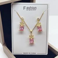 Ensemble de bijoux élégants en forme de fleur en acier inoxydable plaqué or 18 carats avec zircon carré rose Boucles d'oreilles pour femmes