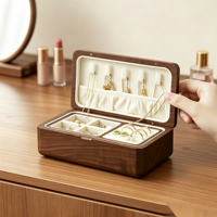 Boîte à bijoux en bois portable de voyage Tancy avec coins arrondis, fermeture magnétique, design personnalisable, intérieur en velours