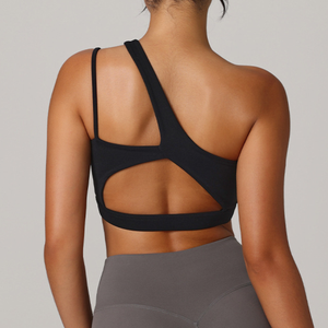 Sujetador deportivo de yoga con un solo tirante inclinado, tela suave, diseño cómodo en la espalda y tirantes irregulares para hacer ejercicio. - Product Image 5