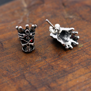 Pendientes con forma de calavera y corona de yunnique, joyería Retro Punk de acero de titanio, rojo, negro y blanco, para hombres y mujeres - Product Image 3