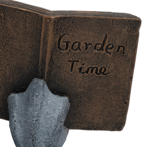 Statua di rana in resina su ceppo, decorazione da giardino, ornamento per esterni, patio, veranda, con rana seduta che legge un libro. - Product Image 5