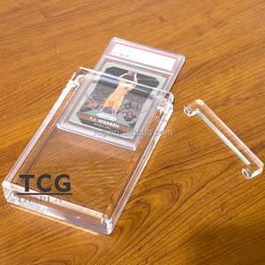 Étui de présentation en acrylique pour cartes TCG avec logo personnalisé, coins prismatiques, pour cartes de collection PSAed Red Shimmer 1/1 <span class=keywords><strong>Rookie</strong></span> Card - Product Image 4