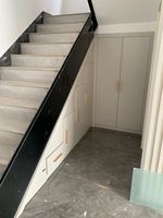 Meuble d'escalier modulaire en bois, design traditionnel personnalisé, armoire de rangement sous escalier pour appartement et salon