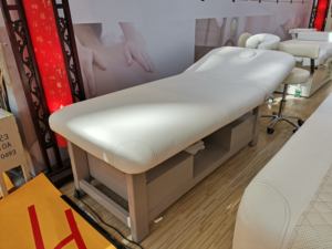 โต๊ะโฟมความงามความหนาแน่นสูงพร้อมฐานไม้ดีไซน์แบบดั้งเดิมสำหรับใช้ในโรงแรมและกลางแจ้งเตียงนวดไม้ - Product Image 5