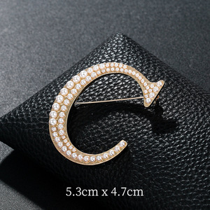 Broche de Letra Inicial com Pérola de Cristal, 26 Letras do Alfabeto, Broches de Liga de Zinco para Mulheres, Presente de Joias para Casamento e Festas - Product Image 1