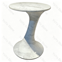 Table d'appoint ronde moderne en marbre blanc de Carrare avec piétement torsadé en pierre naturelle pour salon et chambre à coucher