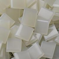 Adhésif thermofusible EVA 100% solide en flocons transparents 25kg/sac, viscosité 4500-500 MPa.s, température de fonctionnement 140-160°C pour applications sans fil
