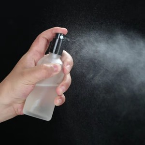 Bouteilles en verre recyclé - Bouteilles de sérum pour soins de la peau blanches givrées avec fond épais et bouchon à vis 50 ml/100 ml (certifiées PCR) - Product Image 4