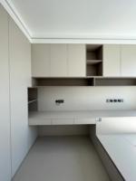Armoire Tatami Intégrée avec Éclairage LED et Bureau, Meuble Combiné Personnalisable à Ouverture Tactile pour Zone de Chambre Familiale Moderne et Compacte Intelligente