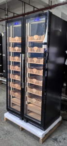 NE-197 Humidor Eléctrico Comercial para Cigarros, 545L, 4400 Cigarros, Negro Dorado, Aluminio y Madera Sólida - Product Image 4