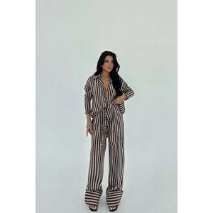 Traje de Pantalón Satinado Beige para Mujer de Oficina, Estilo Casual de Verano con Decoración de Botones y Pliegues - Product Image 3