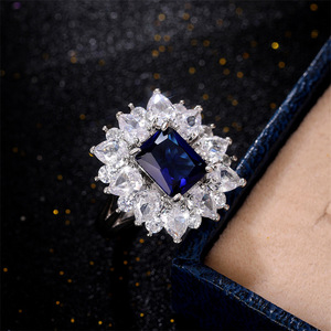 Anello con Accento Blu per Donne, Elegante Stile Intarsiato, Accessorio Moderno da Dito - Product Image 4