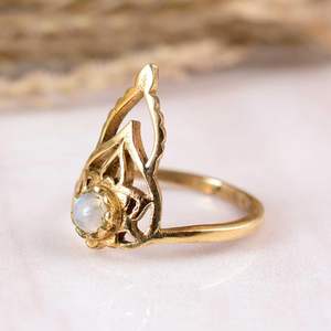 Anillo de compromiso de latón dorado con piedra lunar arcoíris, joyería delicada estilo boho con diseño de loto celestial para aniversario - Product Image 3
