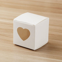 Boîte en papier biodégradable écologique avec fenêtre en forme de cœur, pliable, adaptée aux aliments, pour l'emballage du chocolat, avec logo personnalisé